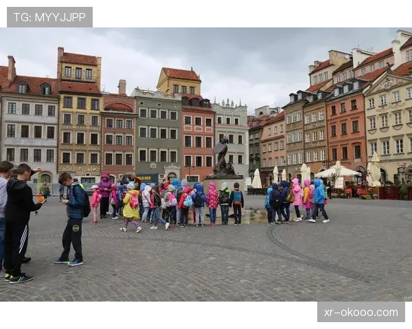 欧冠奖杯巡展抵达华沙，吸引数万波兰球迷参观